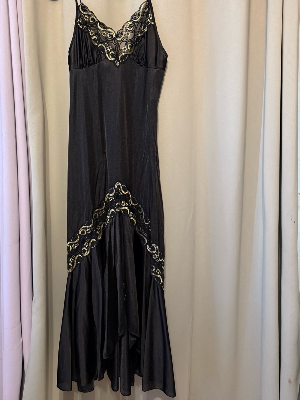 Vintage Lady Cameo Dallas Black Slip with Gold Accents Size Medium - Picture 1 of 13